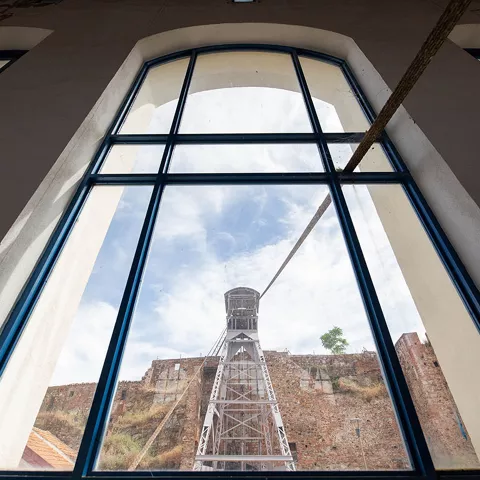 Vista interior con gran ventanal y estructura metálica exterior