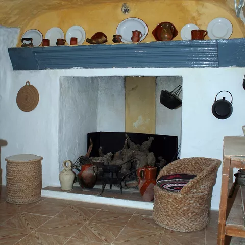 Chimenea rústica con cerámica y utensilios tradicionales