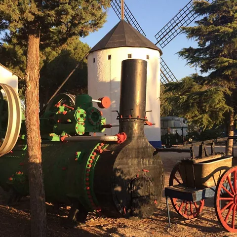 Locomotora de vapor histórica expuesta sobre vía.