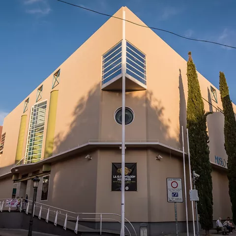 Edificio museístico de arquitectura contemporánea visto desde la calle