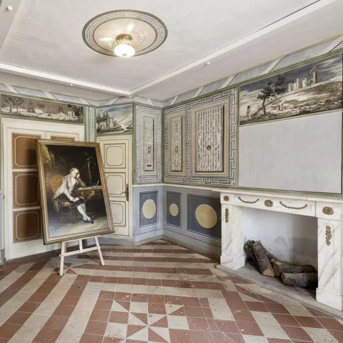 Interior con chimenea y cuadro.