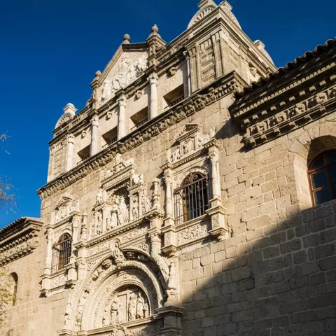 Detalle de portada monumental con columnas y figuras talladas en piedra.