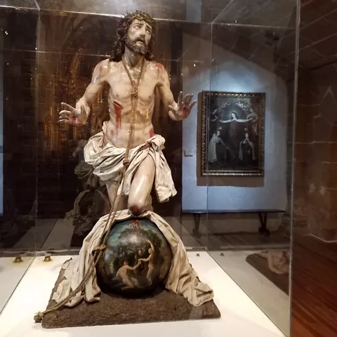 Escultura religiosa expuesta en vitrina