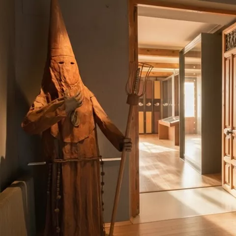 Figura procesional junto a vitrina y pantalla explicativa.