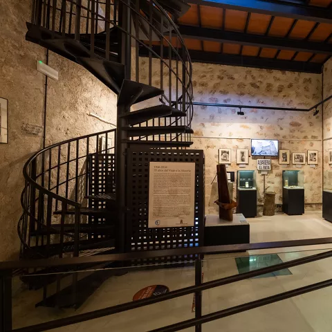 Interior expositivo con escalera de caracol.