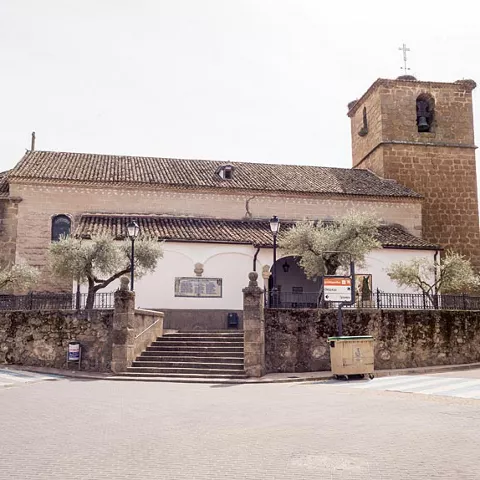 Iglesia de piedra con escalinata y campanario