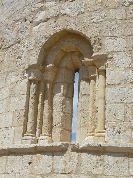 Ventana estrecha con columnas talladas.