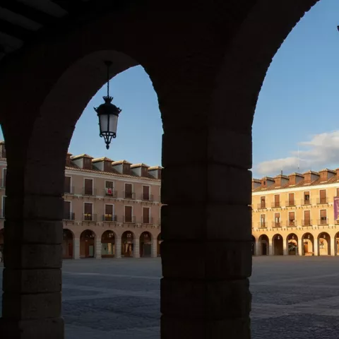 Plaza vista desde soportales con faroles colgantes