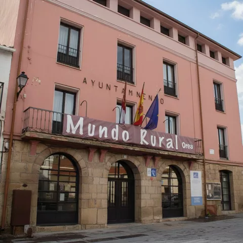 Edificio institucional de fachada porticada en una plaza urbana.