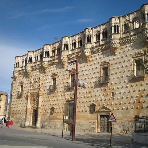 Palacio histórico con fachada gótica decorada.