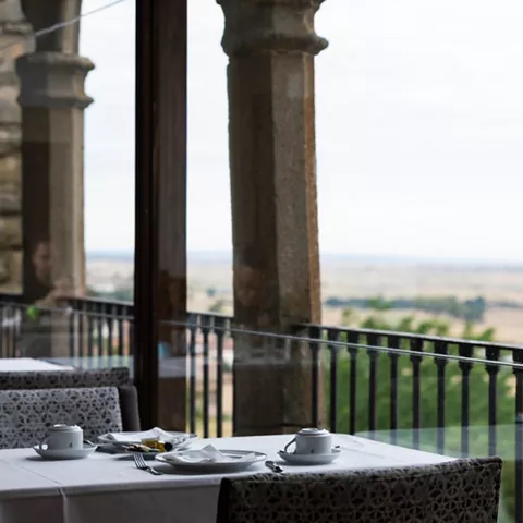 Mesa junto a ventanales con vistas abiertas