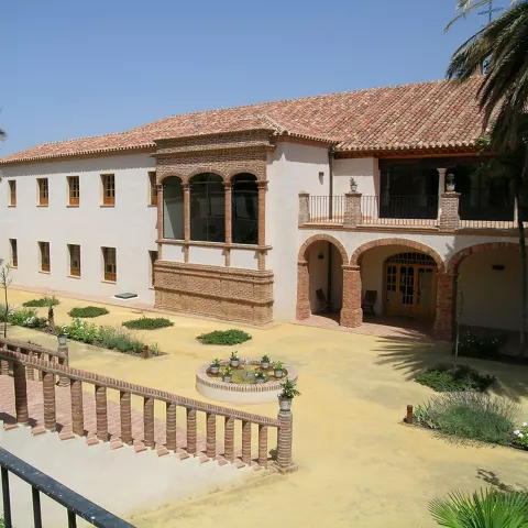 Patio interior con edificio histórico y vegetación