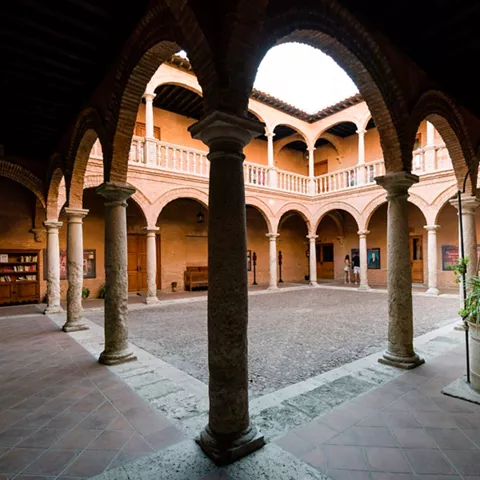 Claustro con arcos y patio empedrado