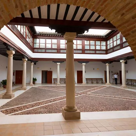 Vista del patio interior desde un arco de ladrillo, ejemplo de arquitectura civil tradicional manchega.