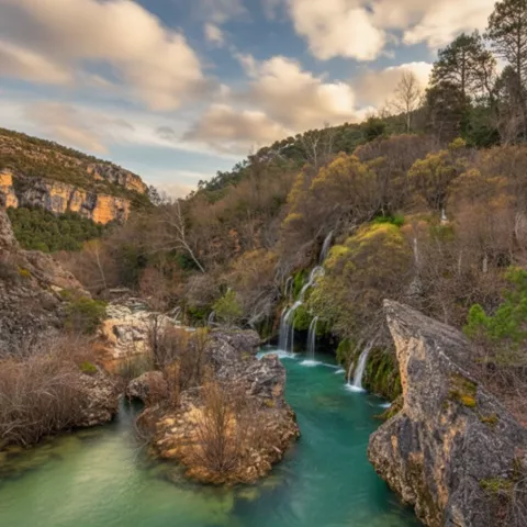 Cascada entre rocas