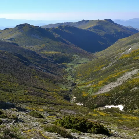 Valle verde entre montañas redondeadas.