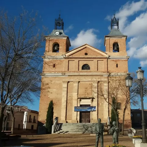 Fachada de la iglesia de Nuestra Señora del Rosario en Picón (Ciudad Real), con torres gemelas y plaza central.