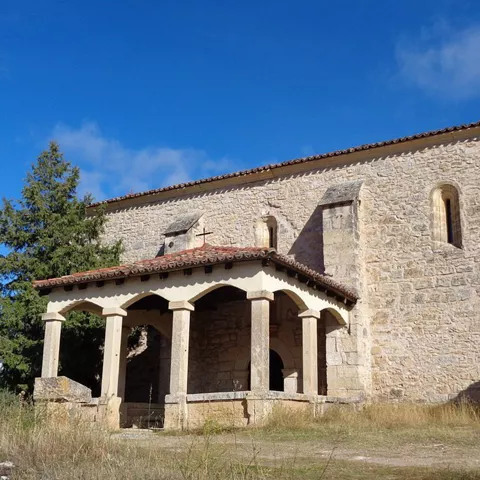 Pórtico con columnas y entrada.