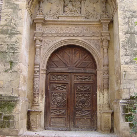 Portada renacentista de piedra con relieves escultóricos.