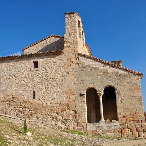 Vista exterior del templo románico sobre el entorno rural.