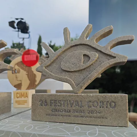 Trofeo con forma de ojo tallado en piedra sobre una base.