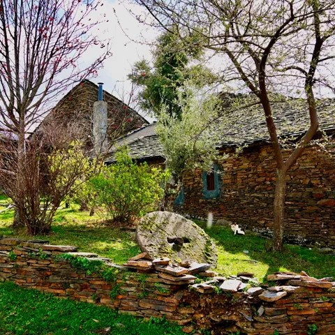 Vista panorámica de un pueblo rodeado de montañas y campos de cultivo