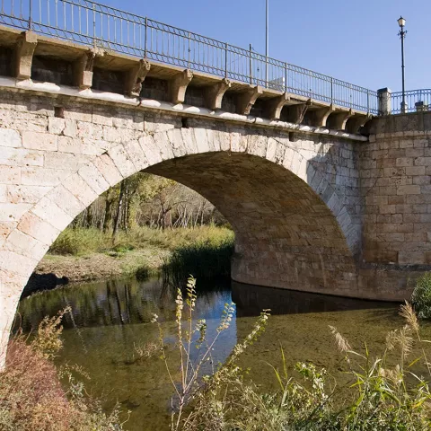 Arcos de puente histórico de piedra.