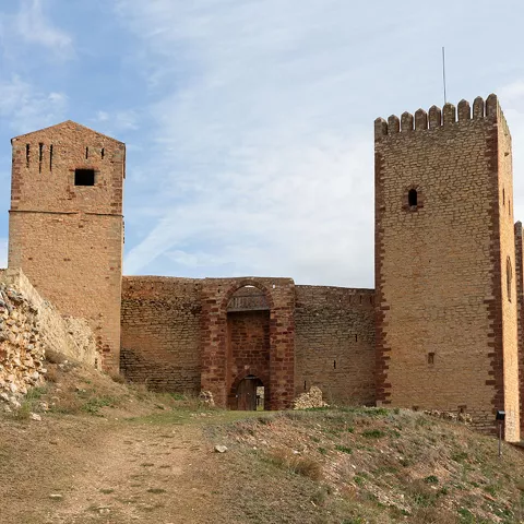 Puerta fortificada entre dos torres
