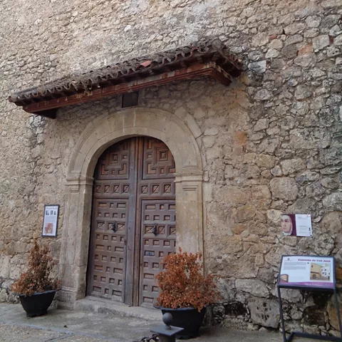 Fachada histórica de convento religioso.