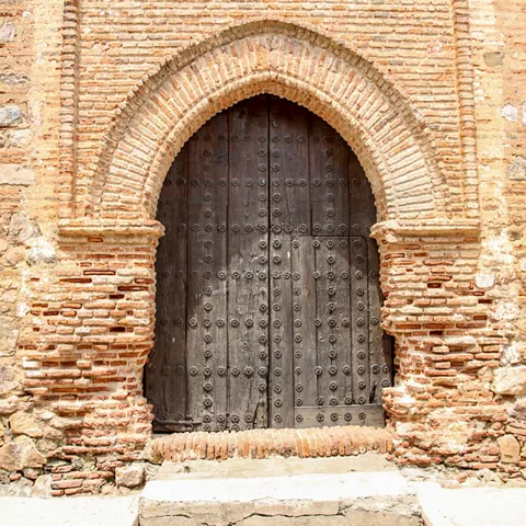 Puerta medieval de piedra conocida como la Puerta de los Novios