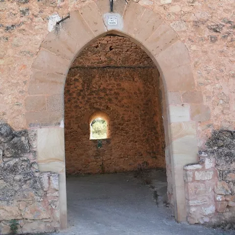 Arco defensivo de acceso con pasadizo interior