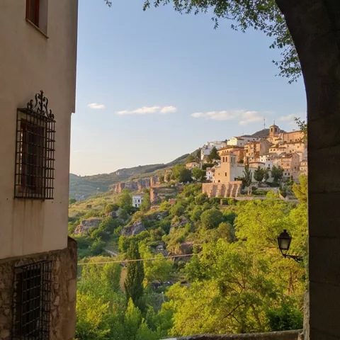 Vista de casco antiguo desde arco de piedra