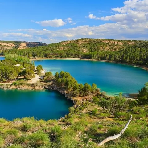 Laguna azul rodeada de pinar y monte