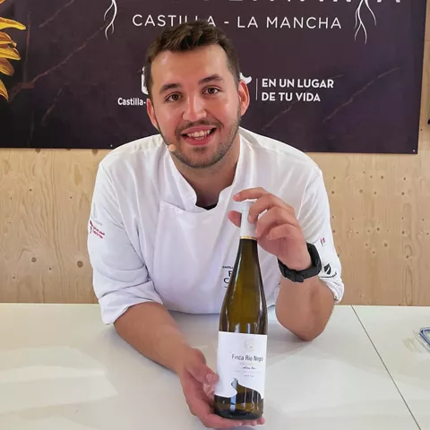 Chef mostrando vino