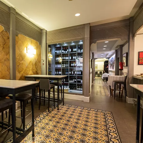 Comedor moderno con vinoteca iluminada