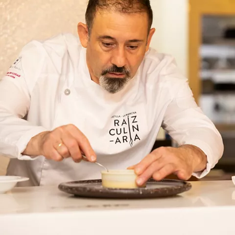 Chef emplatando postre con precisión