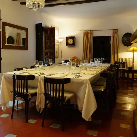 Comedor amplio con mesa larga