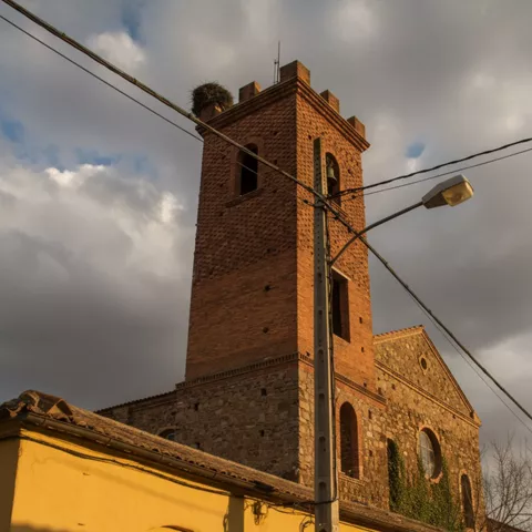 Torre de iglesia de ladrillo al atardecer