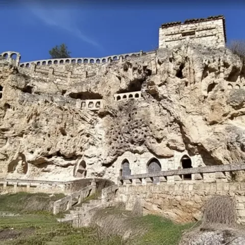 Fachadas y cuevas talladas en acantilado.