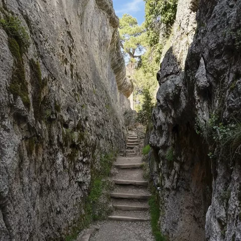 Sendero estrecho entre paredes de roca