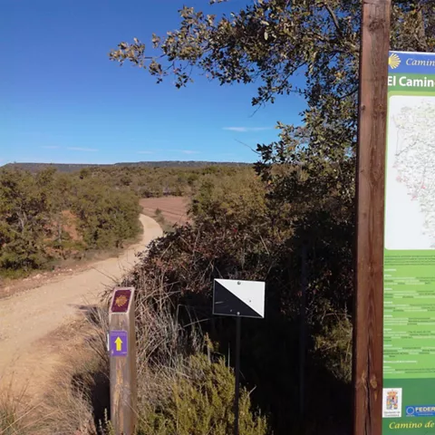 Panel informativo del Camino de Santiago en ruta rural