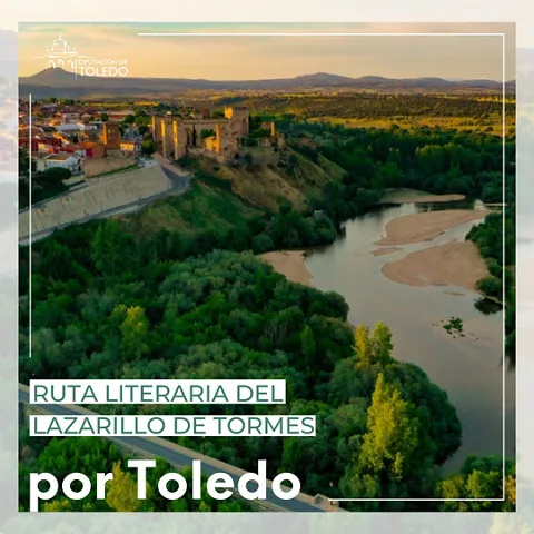 Vista aérea de río rodeado de bosque y castillo en alto