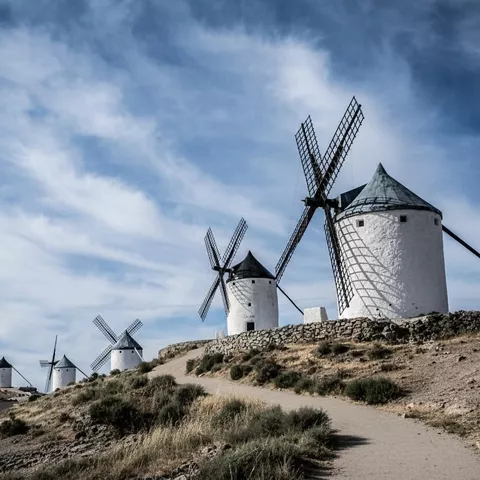 Molinos de viento en el cerro