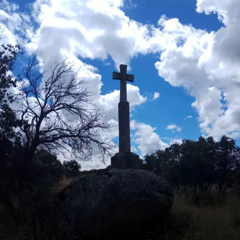 Cruz de piedra sobre una gran roca