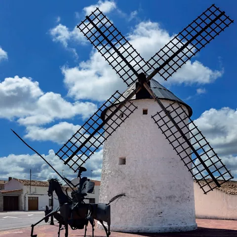 Molino blanco con escultura de caballero y lanza.