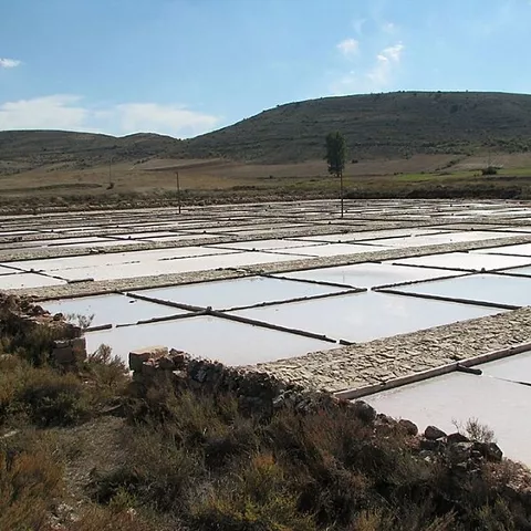Vista aérea de balsas salinas geométricas