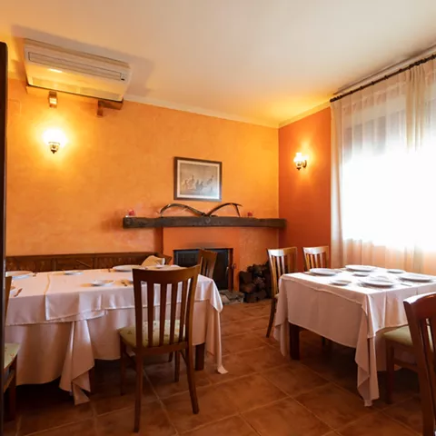 Comedor privado con chimenea y luz cálida