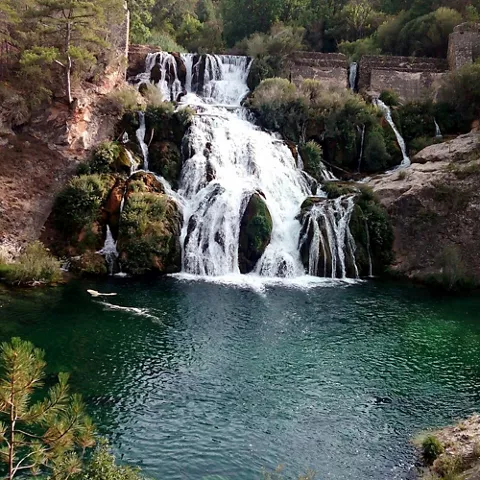 Cascada natural en río de montaña