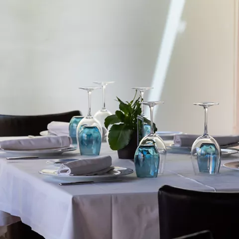 Mesa elegante con copas azules