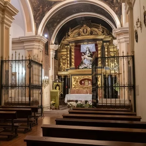 Interior de capilla con retablo dorado